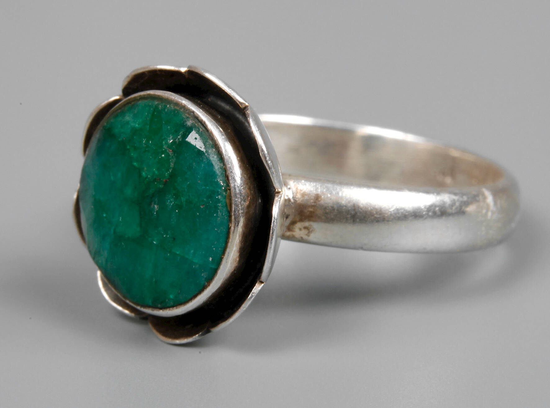 Damenring mit Smaragd