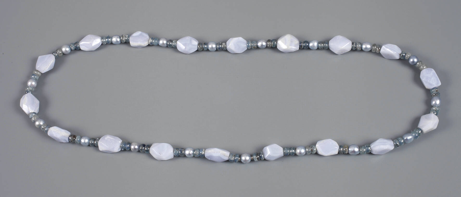 Kette mit Chalcedon und Perlen