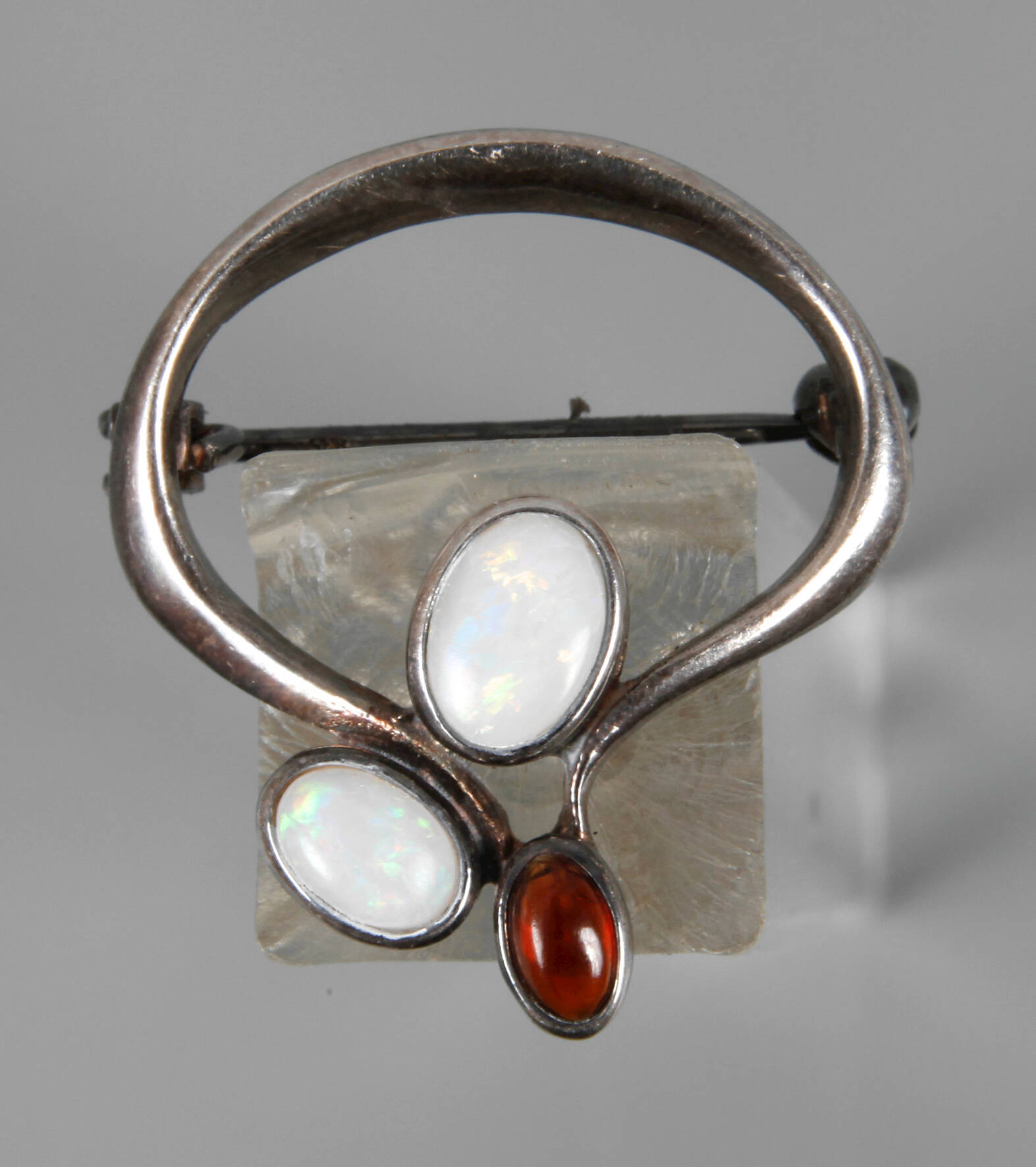 Brosche mit Edelopalen und Granat