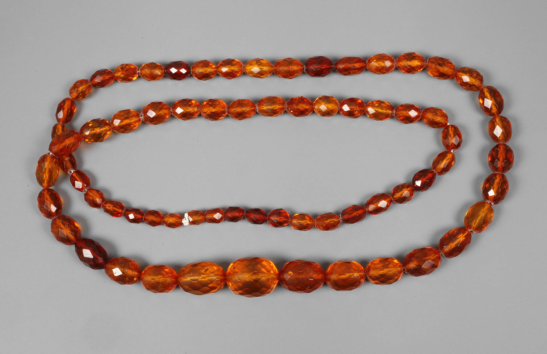 Langes Bernsteincollier