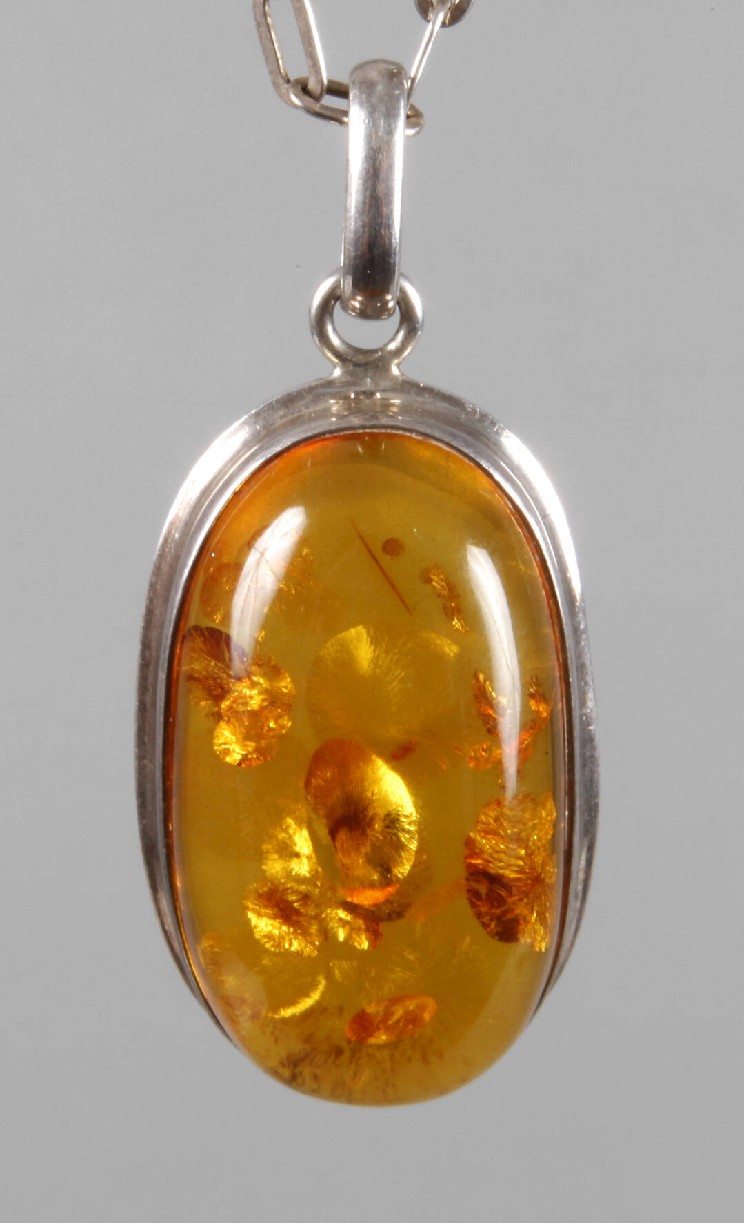 Anhänger mit großem Bernsteincabochon