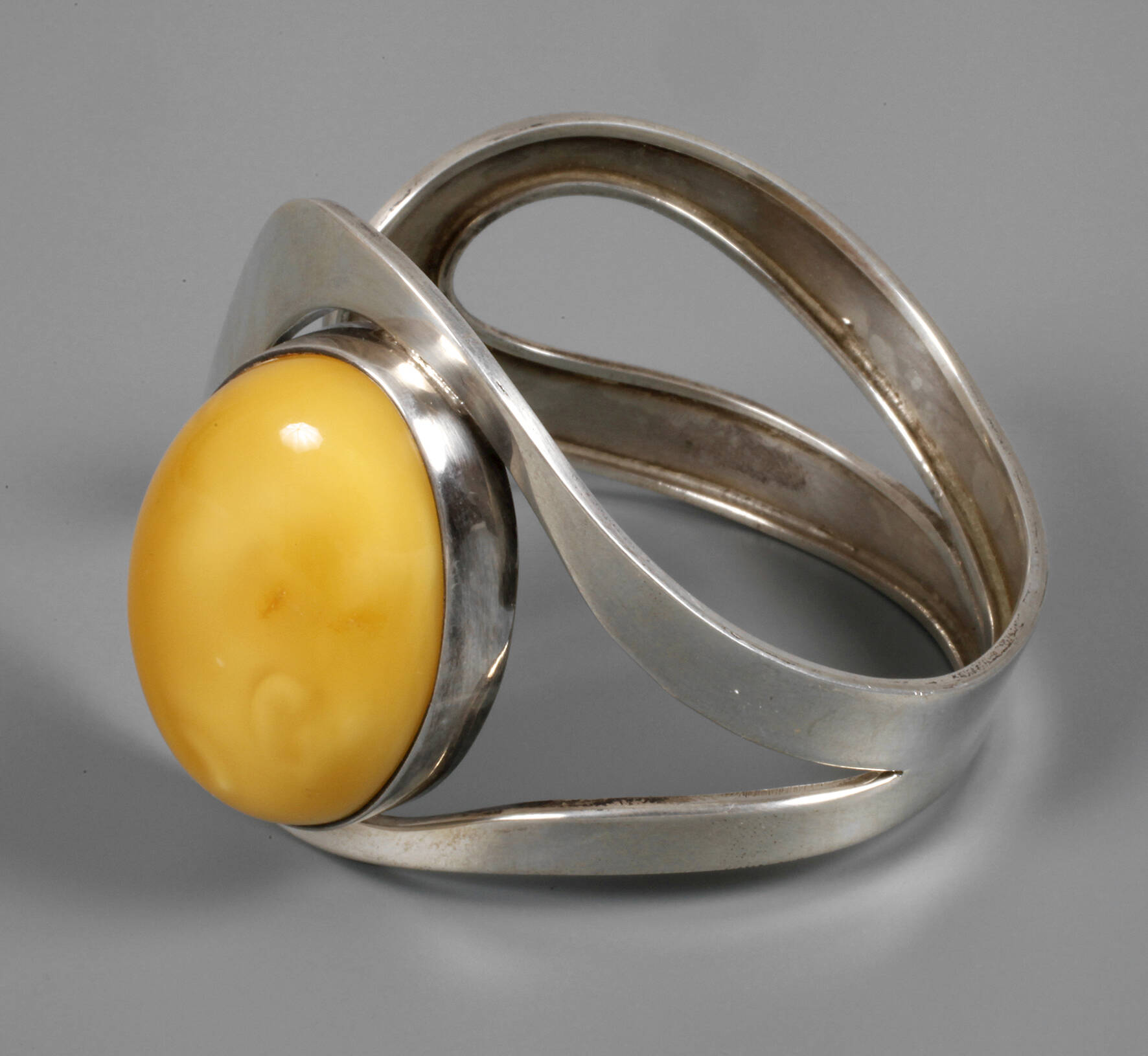 Armreif mit großem Bernstein