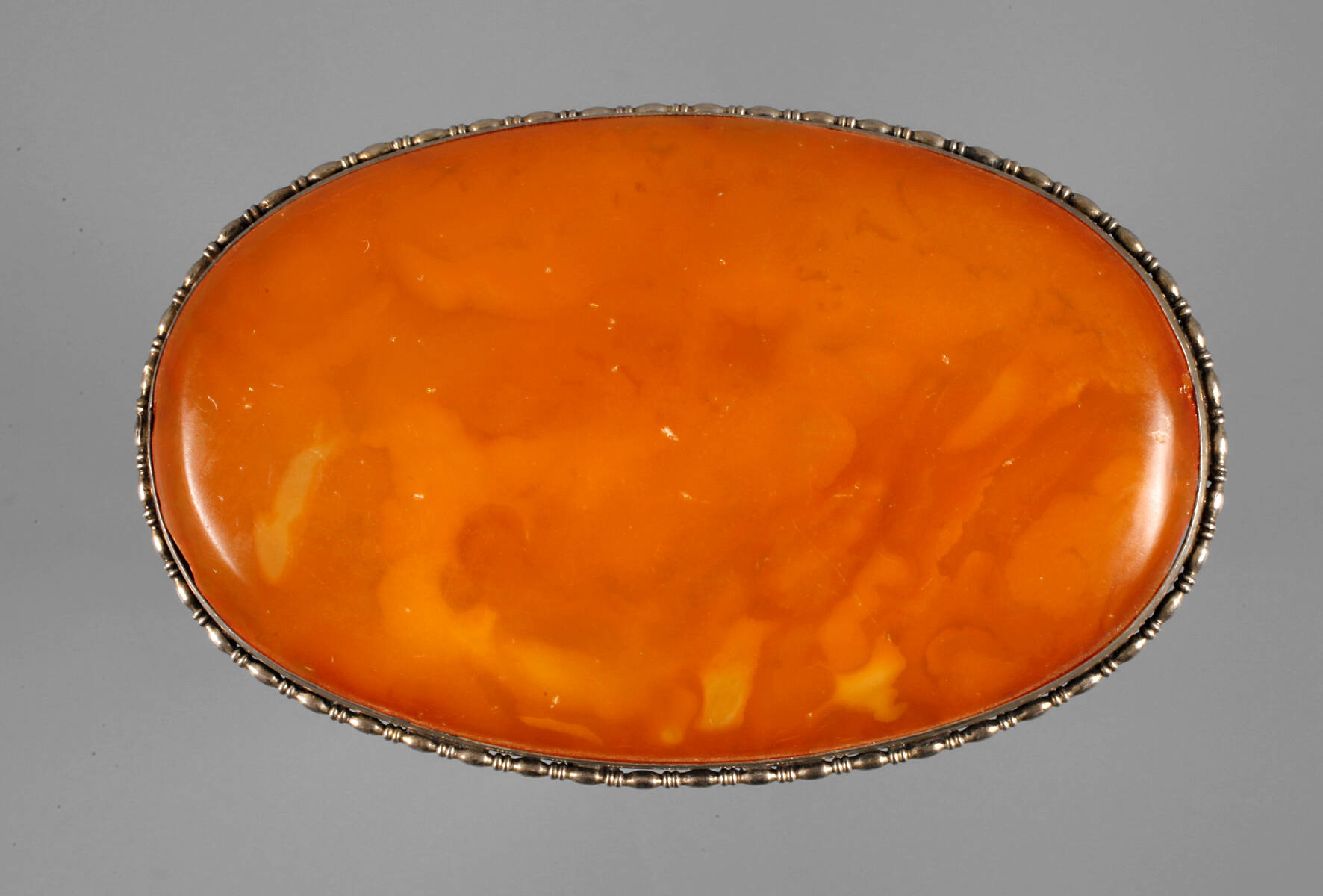 Brosche mit Bernsteincabochon