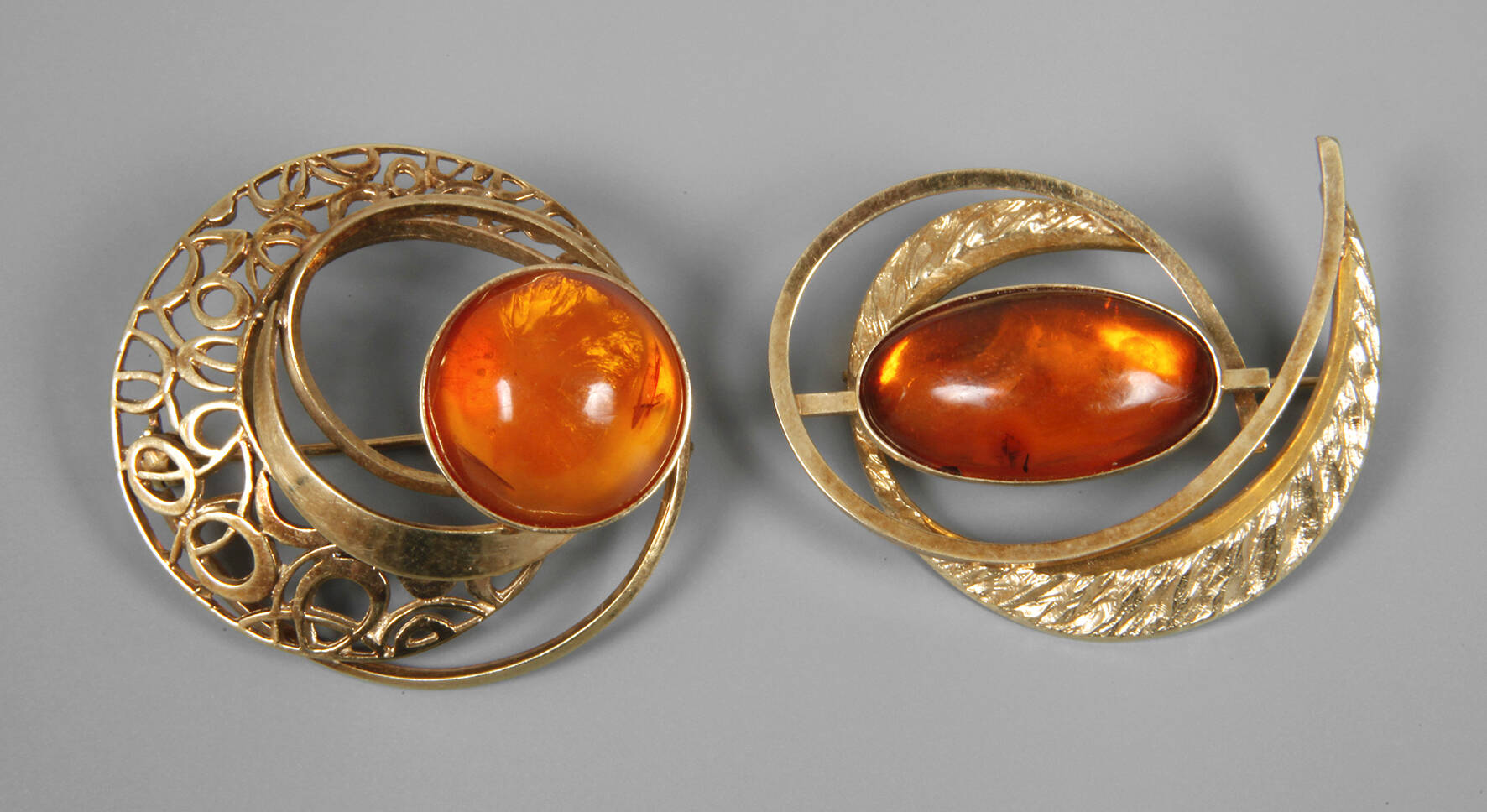 Zwei Bernsteinbroschen