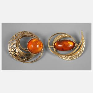 Zwei Bernsteinbroschen