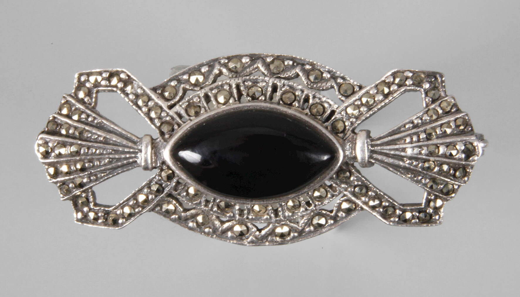 Brosche mit Onyx und Markasiten