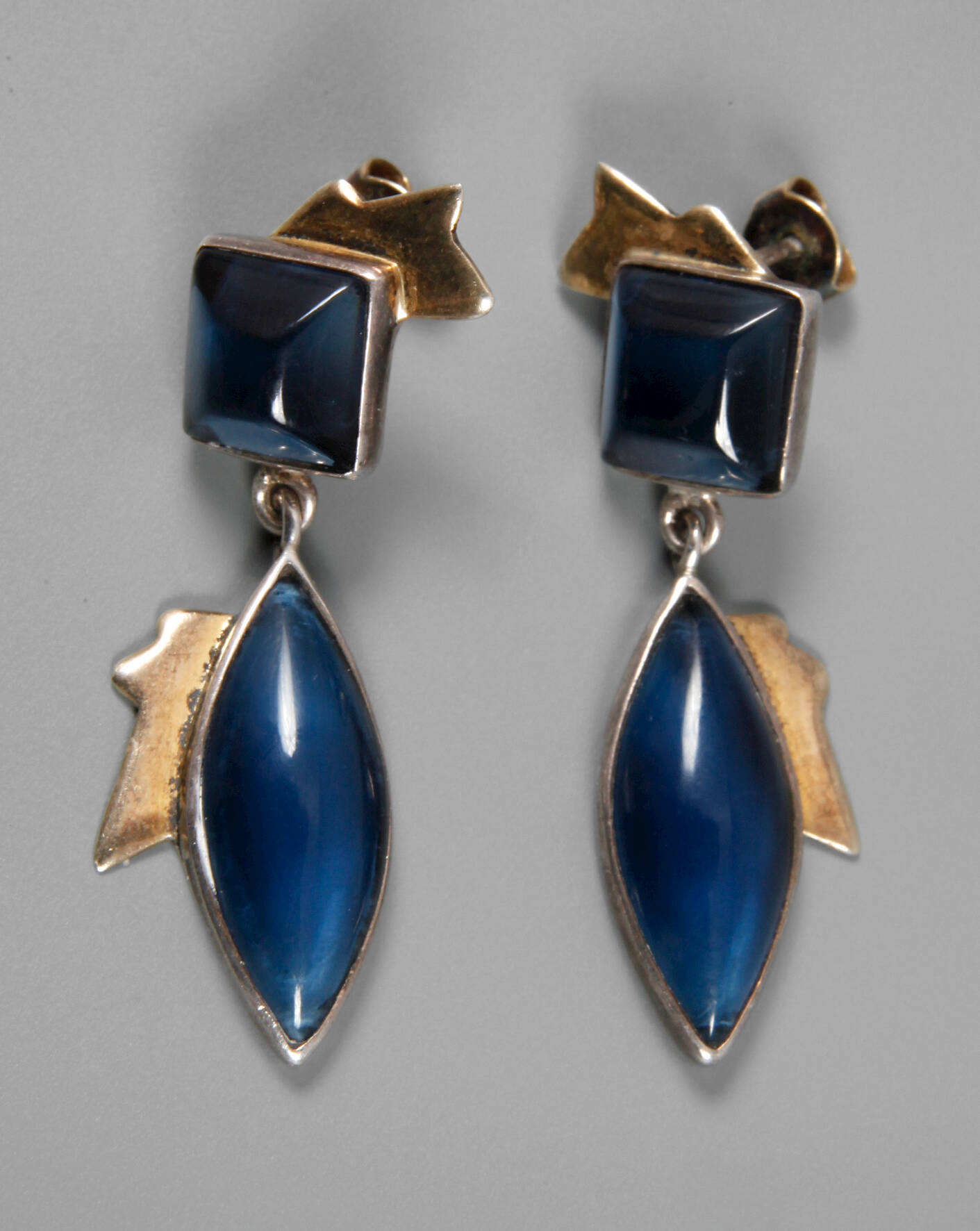 Paar Ohrhänger mit Steinbesatz