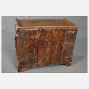 Barockes Kabinettschränkchen