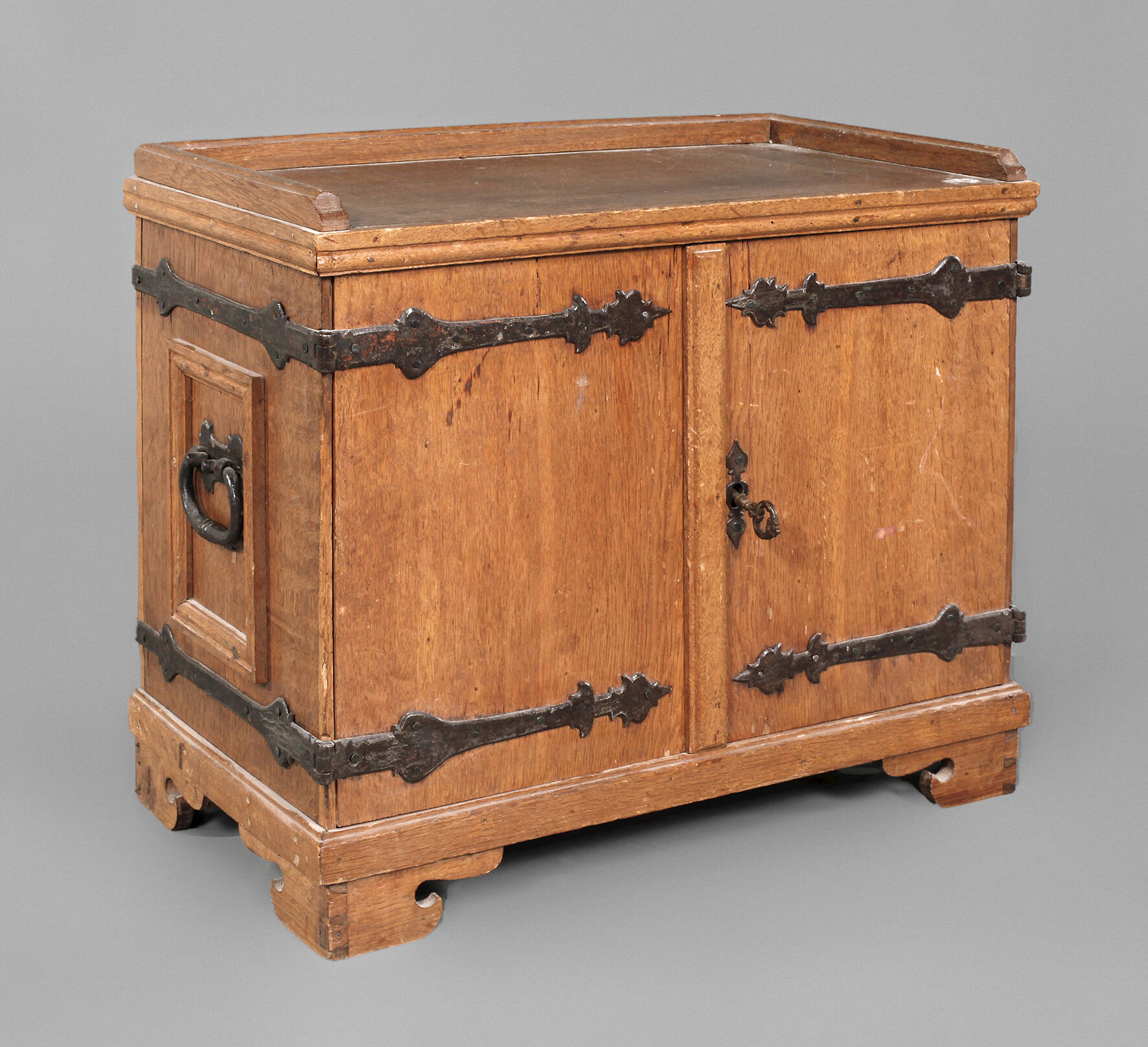 Barockes Kabinettschränkchen