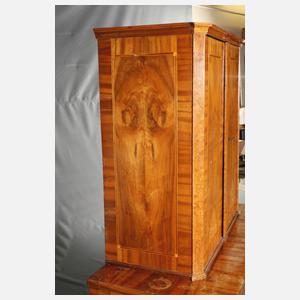 Klassizistische Aufsatzkommode