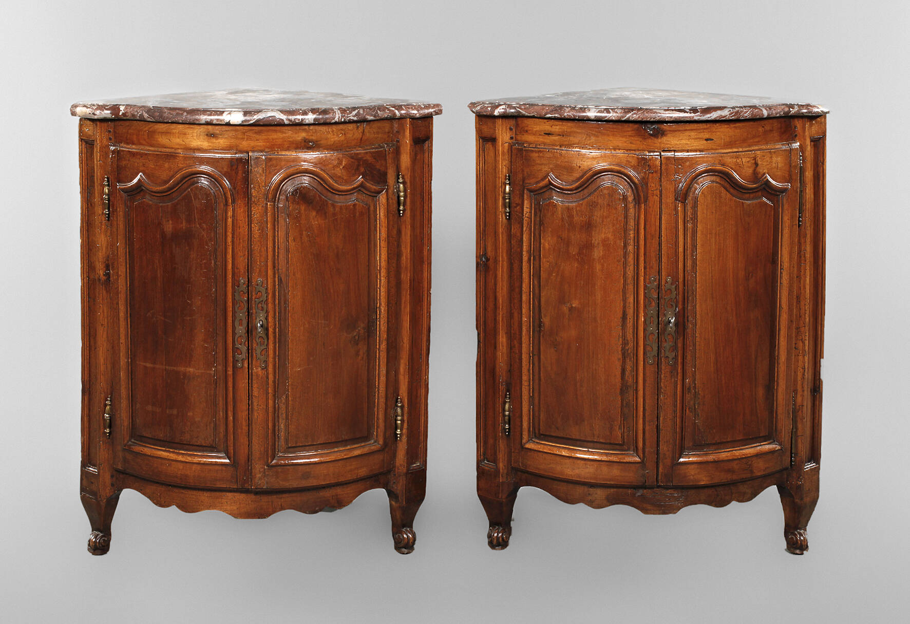 Paar barocke Eckschränkchen