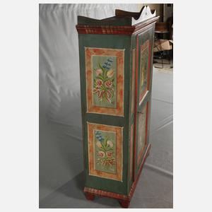 Zierlicher Bauernschrank