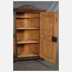 Zierlicher Bauernschrank