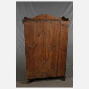 Zierlicher Bauernschrank