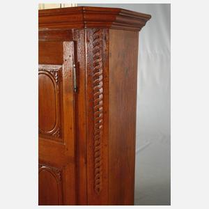 Klassizistischer Wäscheschrank