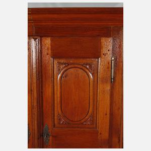 Klassizistischer Wäscheschrank