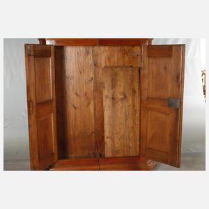 Klassizistischer Wäscheschrank