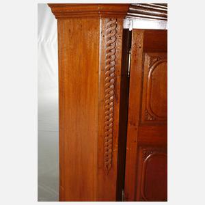 Klassizistischer Wäscheschrank