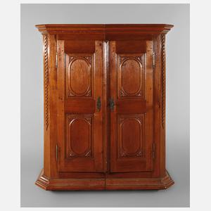 Klassizistischer Wäscheschrank