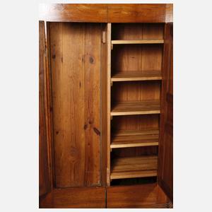 Klassizistischer Schrank