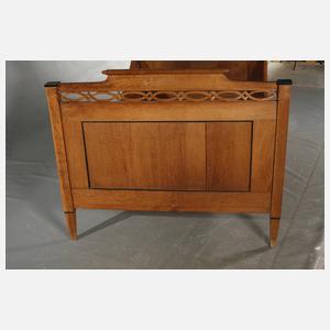 Klassizistisches Bett