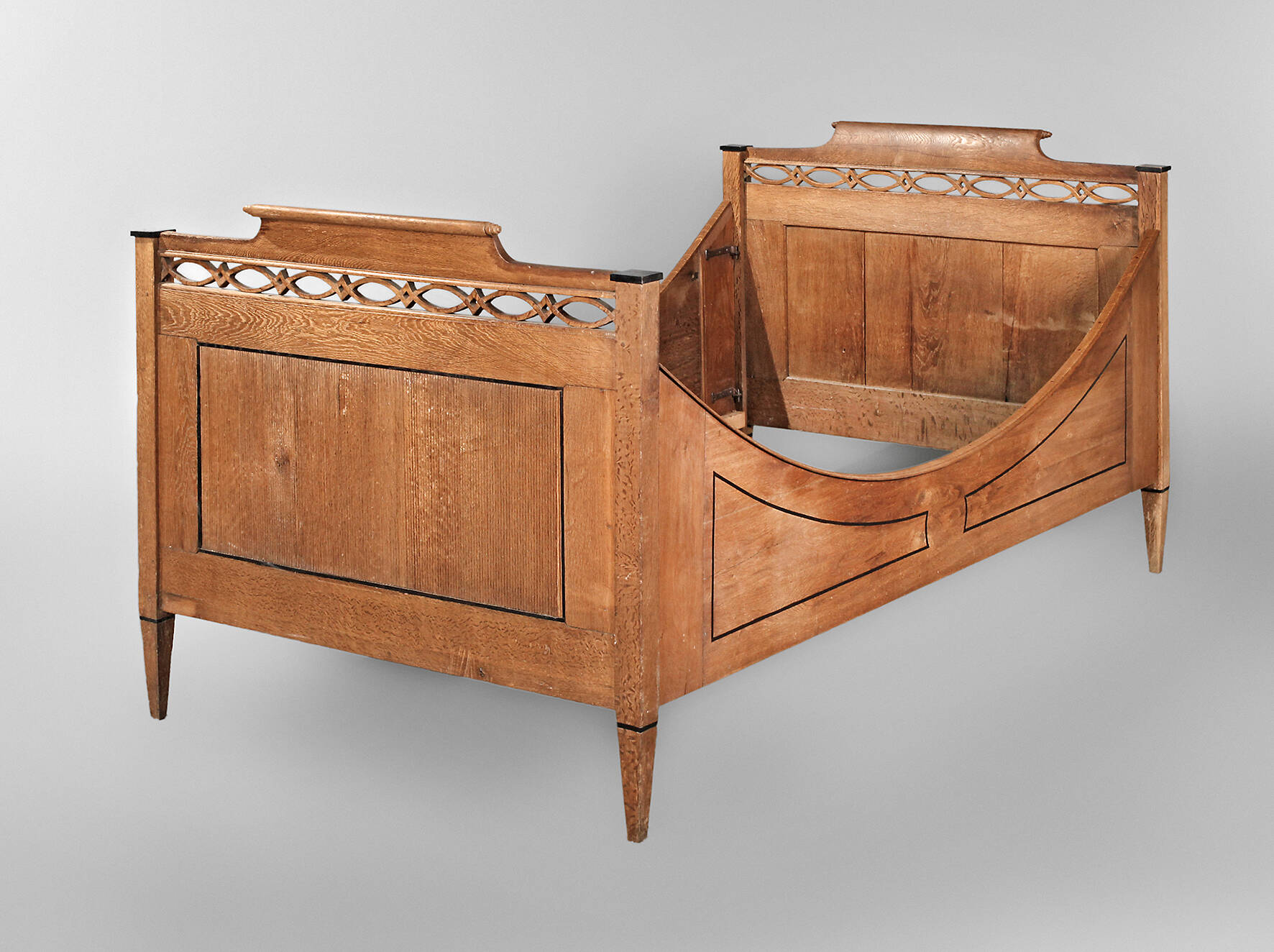 Klassizistisches Bett