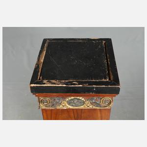 Feine klassizistische Säule