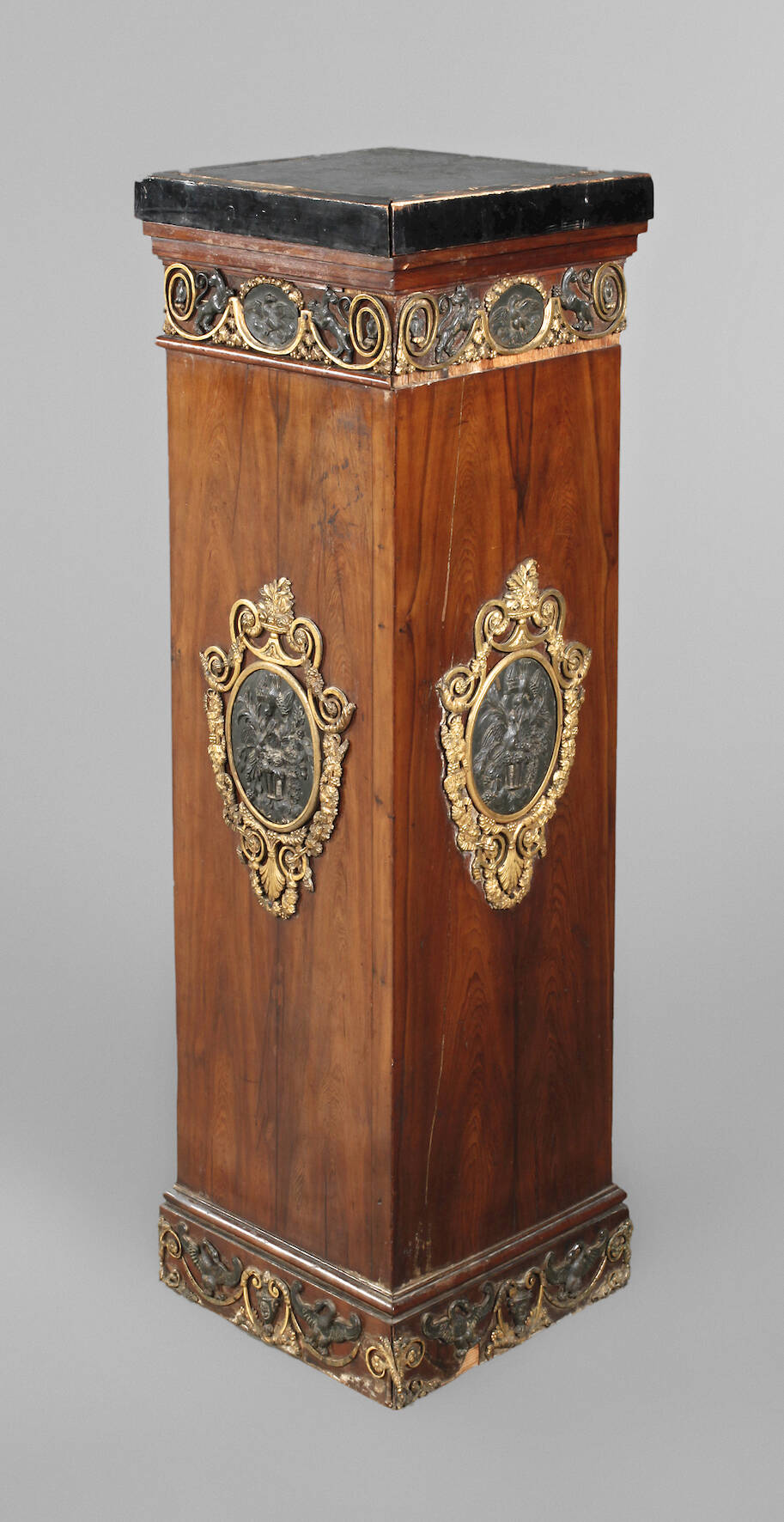 Feine klassizistische Säule