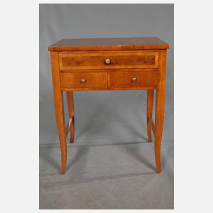 Nähtisch im Biedermeierstil