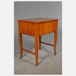 Nähtisch im Biedermeierstil