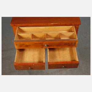 Nähtisch im Biedermeierstil