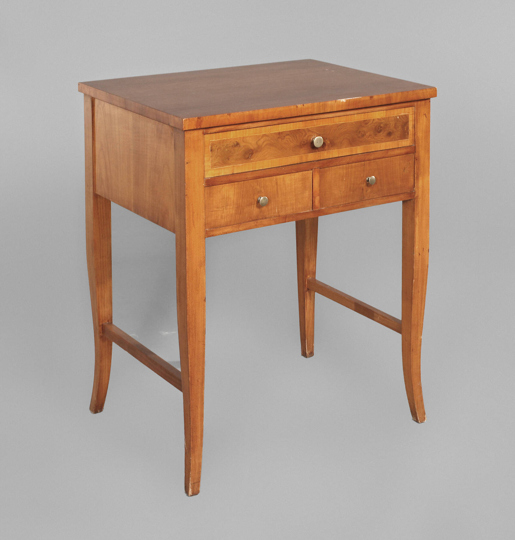 Nähtisch im Biedermeierstil