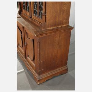 Neogotischer Bücherschrank