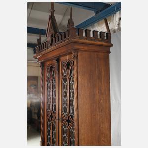 Neogotischer Bücherschrank