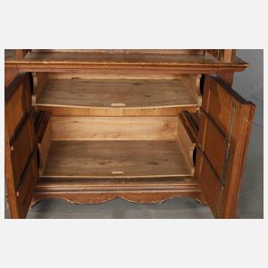 Neogotischer Bücherschrank