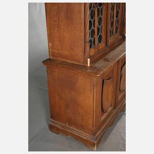 Neogotischer Bücherschrank