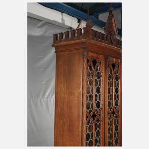 Neogotischer Bücherschrank