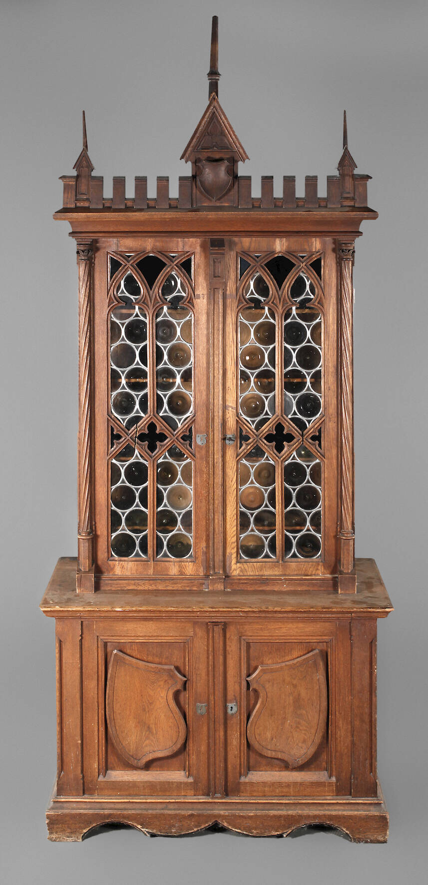 Neogotischer Bücherschrank