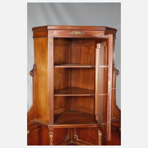 Neoklassizistische Eckvitrine