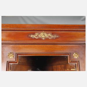 Neoklassizistische Eckvitrine