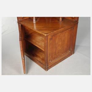 Neoklassizistische Eckvitrine