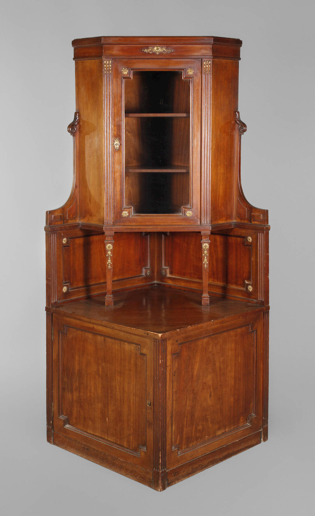 Neoklassizistische Eckvitrine