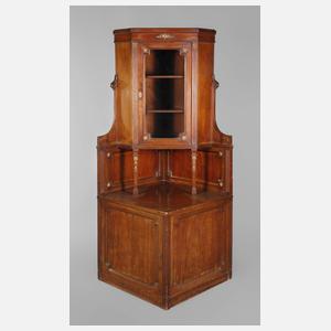 Neoklassizistische Eckvitrine
