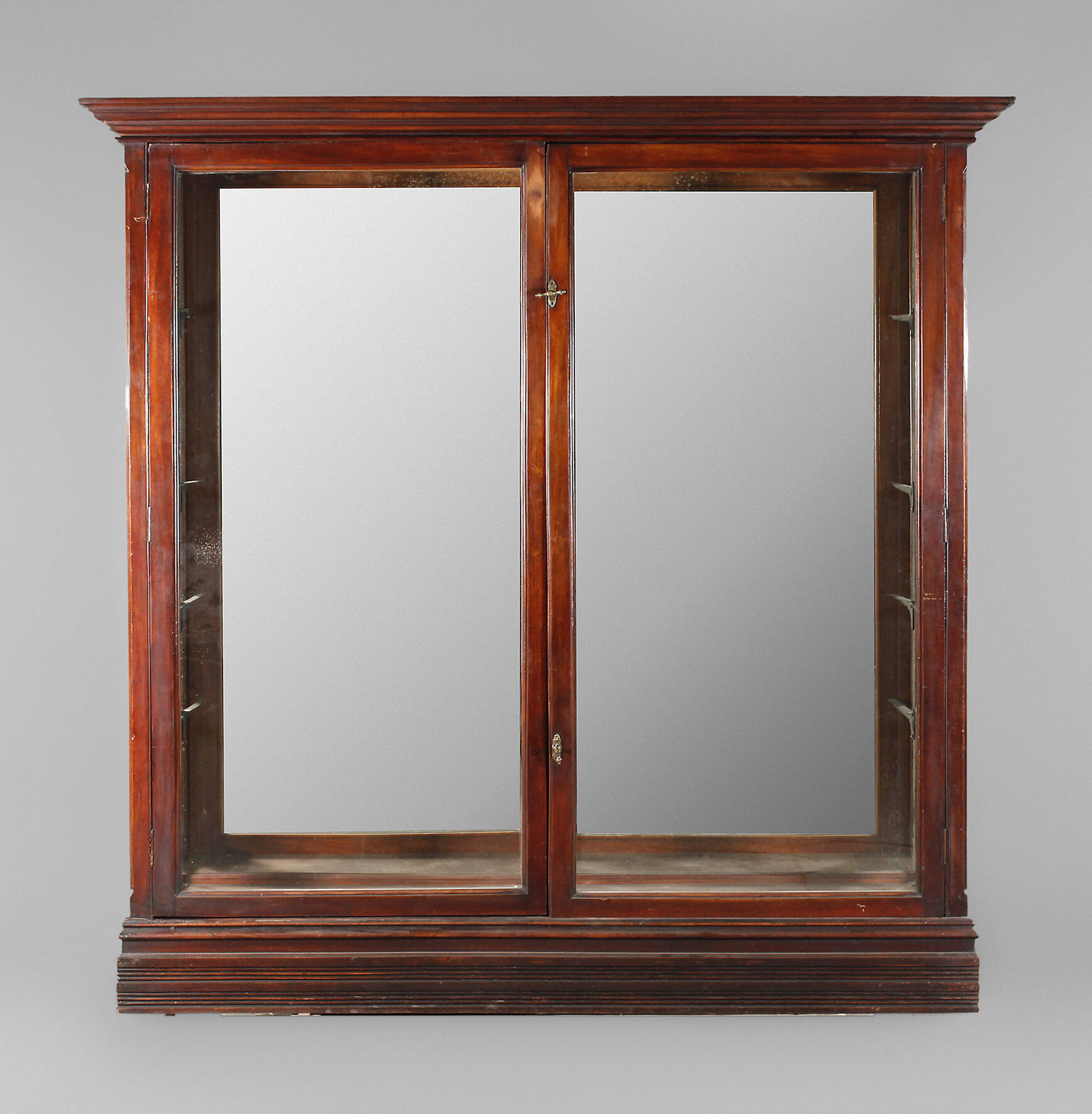 Große Sammlungsvitrine