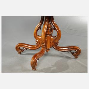 Tisch und vier Stühle