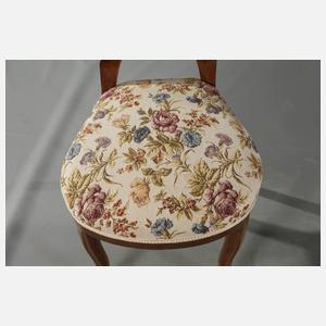 Tisch und vier Stühle