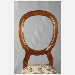 Tisch und vier Stühle