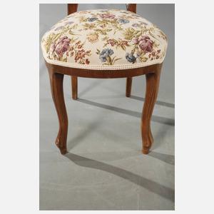 Tisch und vier Stühle