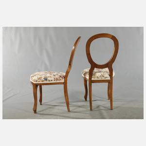 Tisch und vier Stühle