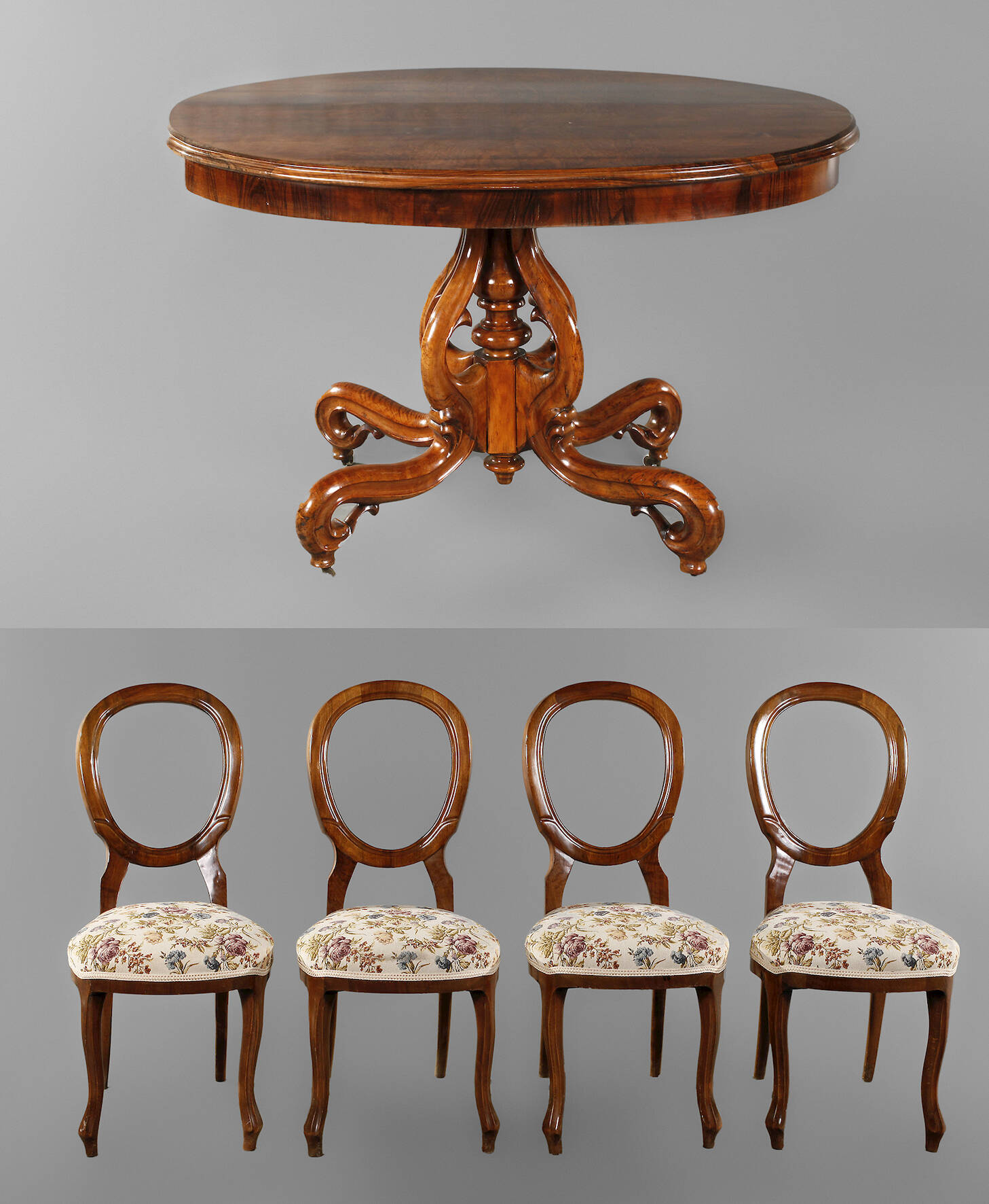 Tisch und vier Stühle